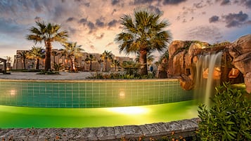 8 piscines extérieures, parasols de plage, chaises longues
