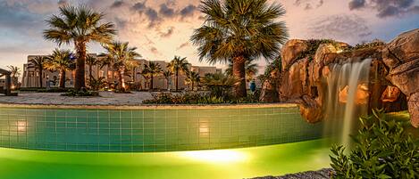 8 Außenpools, Sonnenschirme, Liegestühle