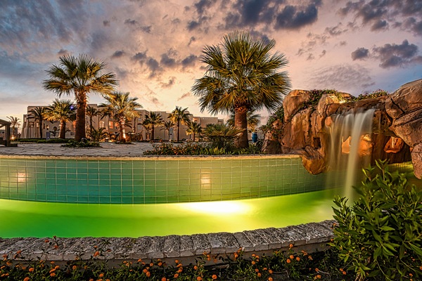 8 albercas al aire libre, sombrillas en la alberca y camastros