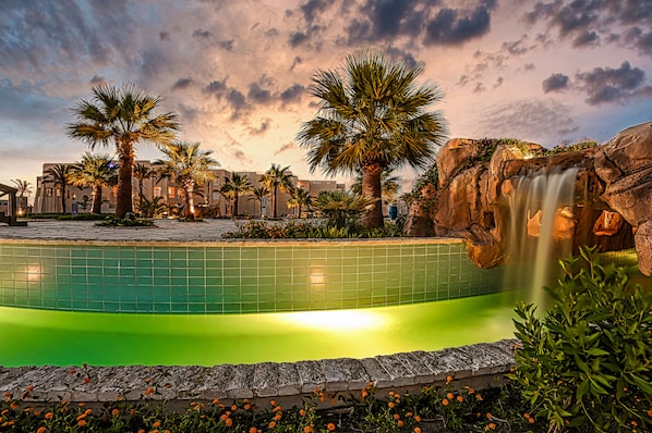 8 piscinas al aire libre, sombrillas, sillones reclinables de piscina