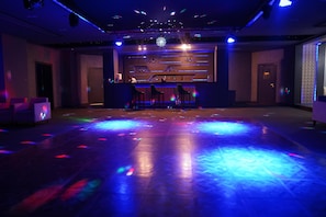 5 bars/lounges, lobby lounge