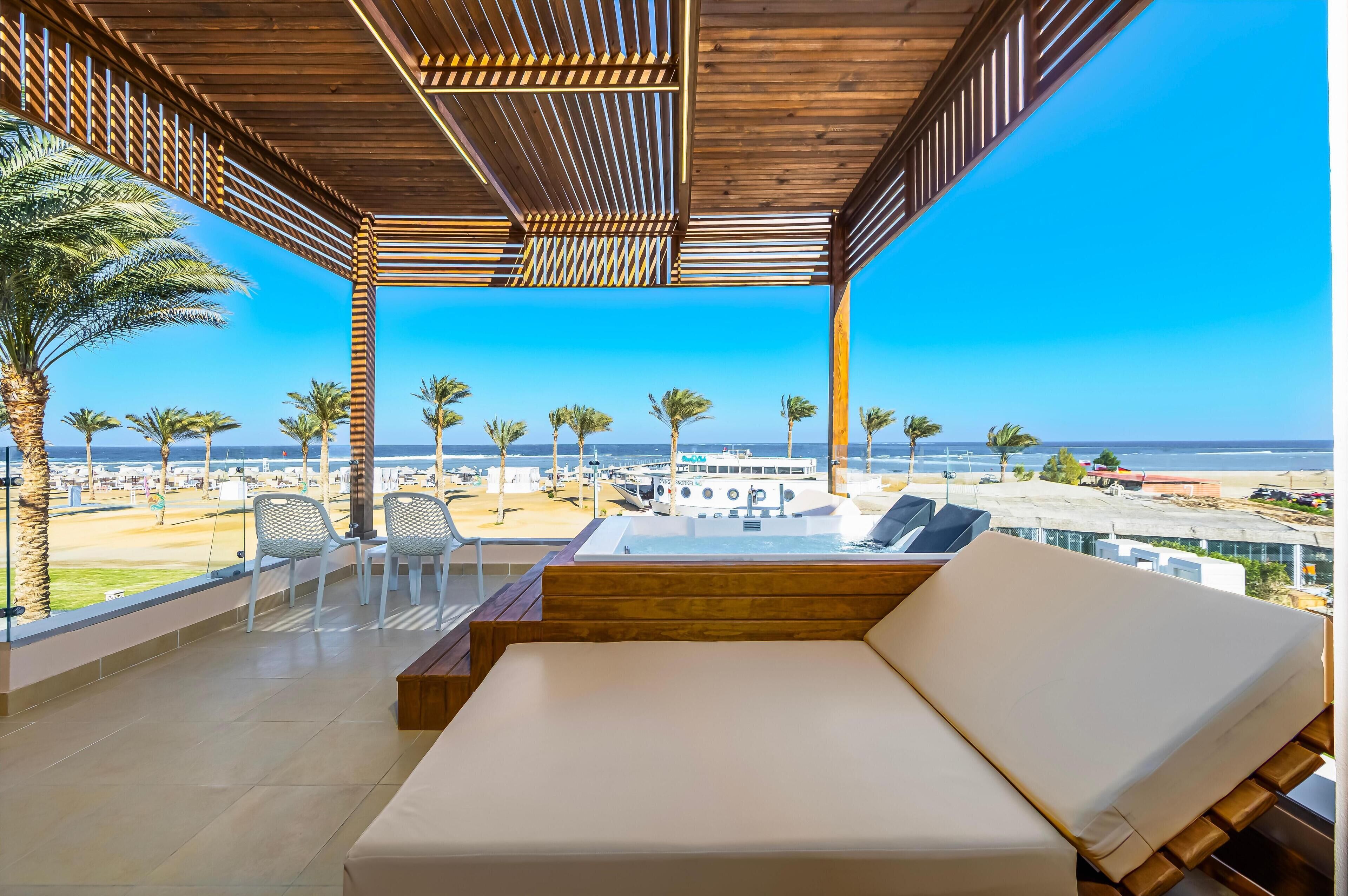 Minibar, caja fuerte, tabla de planchar con plancha y ropa de cama