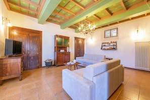Family Apartment, Multiple Bedrooms, 2 Bathrooms, Mountainside (Mezzegra Le ERE) | Living area | Flat-screen TV, fireplace - Mezzegra Le ERE (Tremezzina)