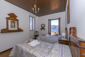 Appartement Familial, plusieurs chambres, 2 salles de bains, côté montagne (Mezzegra Le ERE) | Vue de la chambre