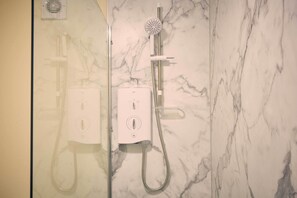 House | Bathroom | Combined shower/tub, soap, shampoo, toilet paper