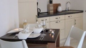 Kaffetrakter/tekoker, kjøleskap, mikrobølgeovn og kokeplater