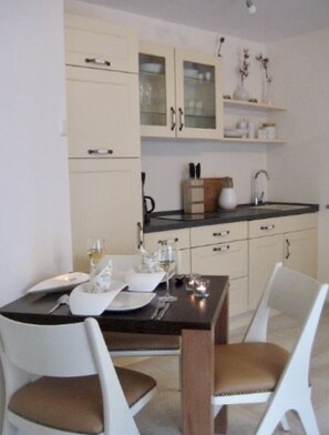 Kjøleskap, mikrobølgeovn, kokeplater og oppvaskmaskin