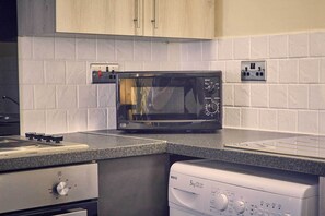 House | Private kitchen | Full-size fridge, oven, stovetop, electric kettle