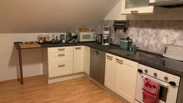 Een koelkast, een magnetron, een oven, een kookplaat