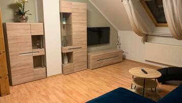 Een smart-tv en boeken