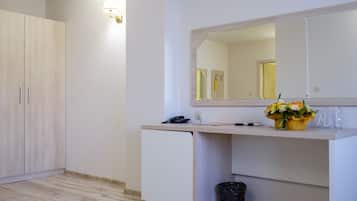 Superior-Doppel- oder -Zweibettzimmer | Zimmersafe, Schreibtisch, laptopgeeigneter Arbeitsplatz