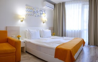 セーフティボックス (室内)、デスク、ノートパソコン用作業スペース、WiFi (無料)