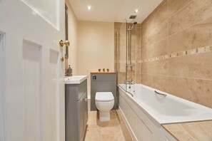 House | Bathroom | Combined shower/bathtub, soap, shampoo, toilet paper - Cummins & Goings (Barnard Castle)