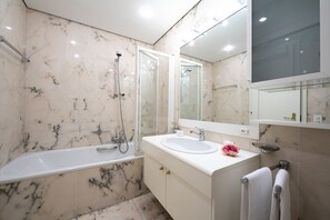 Family Apartment, Multiple Beds (Sweet Home) | Bathroom