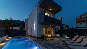 A modern two-story house with a swimming pool and outdoor seating area. - Luxury Villa Luna Kastela (Kaštel Stari)