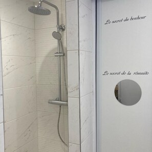 Douche, sèche-cheveux, serviettes fournies