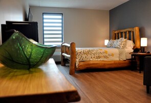Escritorio, tabla de planchar con plancha, wifi gratis y ropa de cama 