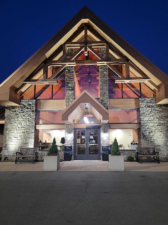 Fachada de la propiedad. The Lodge at Hocking College