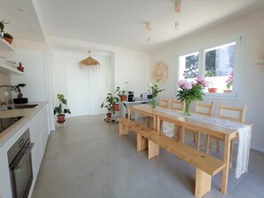 Fridge, microwave, oven, stovetop - Private room 20 min from Venice by train (QUARTO D'ALTINO)