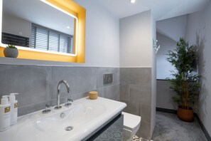 Bruser, hårtørrer, håndklæder