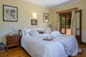 3 habitaciones, escritorio y tabla de planchar con plancha 