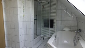 Badewanne, Haartrockner, Handtücher, Seife