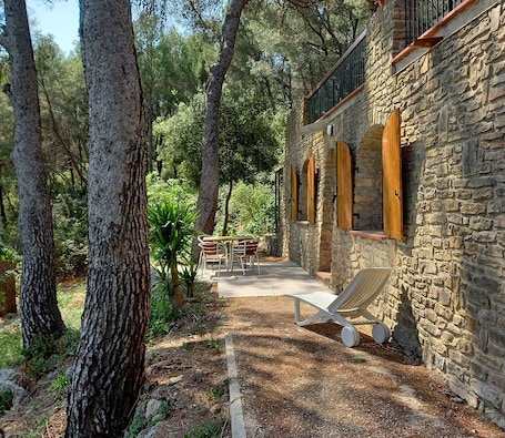 Outdoor dining. LA Maison Dans LES Pins