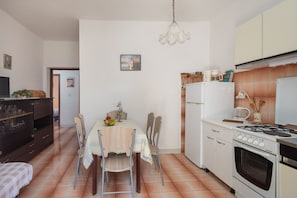 Apartment | Private kitchen | Fridge, oven, stovetop, coffee/tea maker