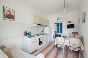 Apartment | Private kitchen | Fridge, oven, stovetop, coffee/tea maker