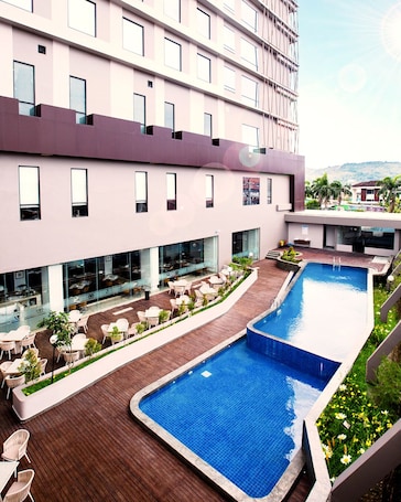 Outdoor pool. Hotel Suni Abepura