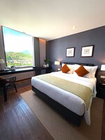 Quarto casal luxo | Frigobar, cofres nos quartos, escrivaninha, Wi-Fi de cortesia