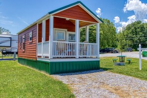 Exterior - Bears Den Tiny Home located in Cove Mountain RV Resort with big views! (Sevierville)