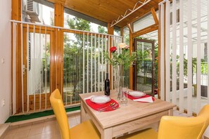 Dining - Comfortable Modern Studio With Shaded Patio (Split)