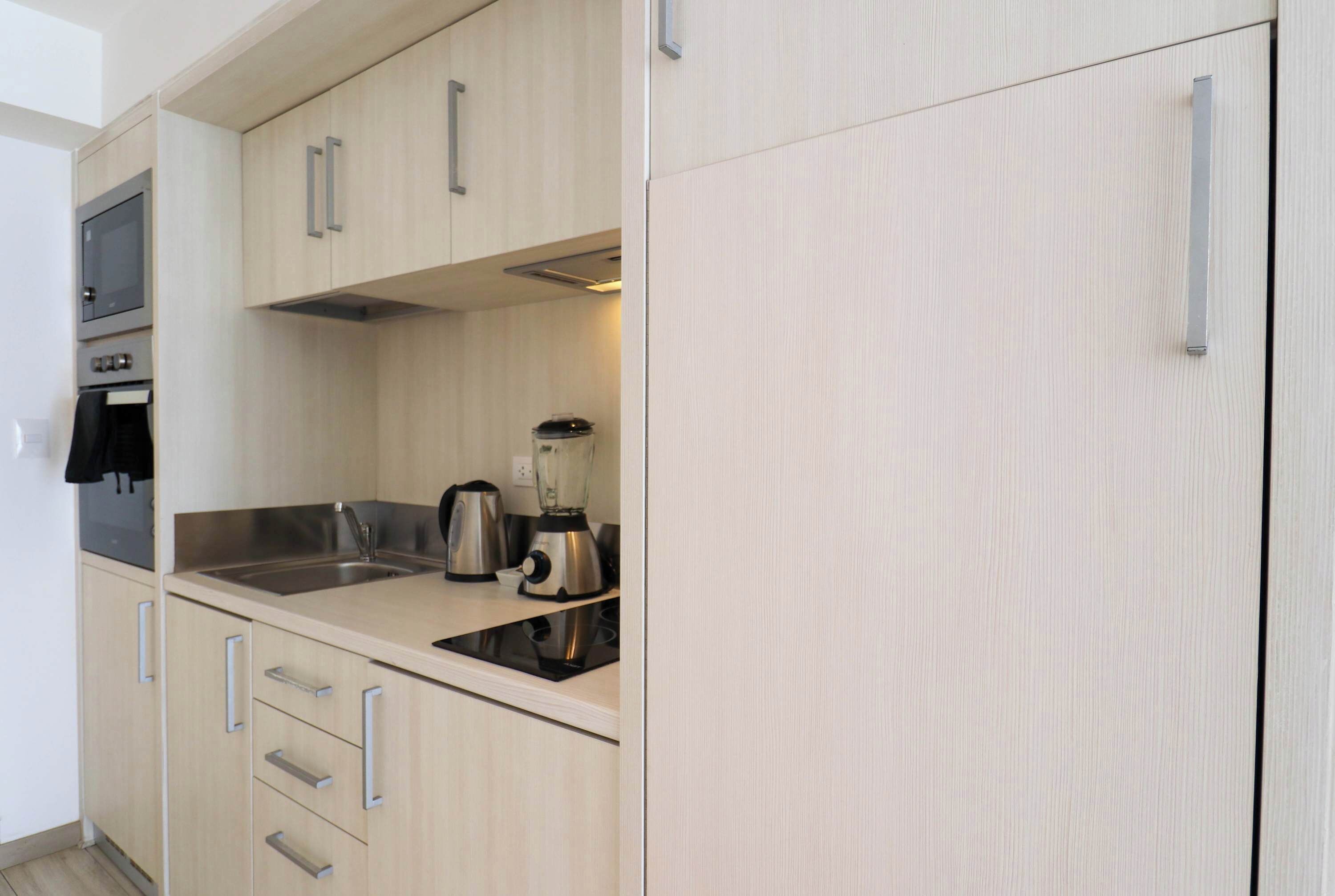 Refrigerador, microondas, horno y parrilla de estufa 