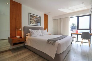 1 quarto, ferros/tábuas de passar roupa, roupa de cama