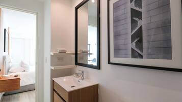 Regadera, secadora de cabello, toallas