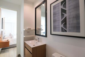 Dusj, hårføner og håndklær