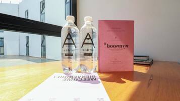 Regadera, secadora de cabello, toallas