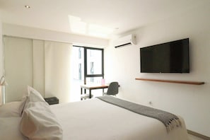 1 quarto, ferros/tábuas de passar roupa, roupa de cama