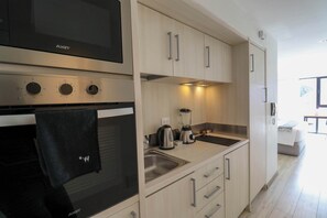 Frigorifero, microonde, forno, piano cottura