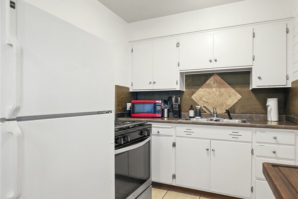 Fridge, microwave, oven, stovetop