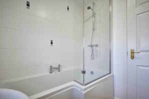 House | Bathroom | Combined shower/tub, soap, shampoo, toilet paper - Jessie's Place (Seahouses)