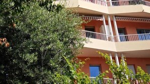 A multi-story building with balconies, surrounded by greenery. - Quiet, Clear view, Close to Beaches and Shops, Parking & Wifi Included (Menton)