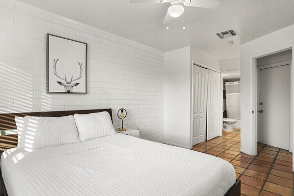 2 habitaciones, escritorio, tabla de planchar con plancha y wifi gratis 