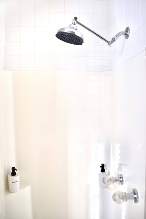 Bañera, secador de pelo, toallas