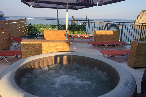 Outdoor spa tub
