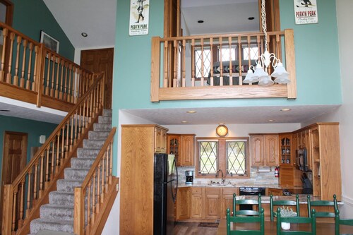 Four Seasons Lodge - Ski In/Out - 5 Bdr. - Closest to Lift !