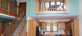 Four Seasons Lodge - Ski In/Out - 5 Bdr. - Closest to Lift !