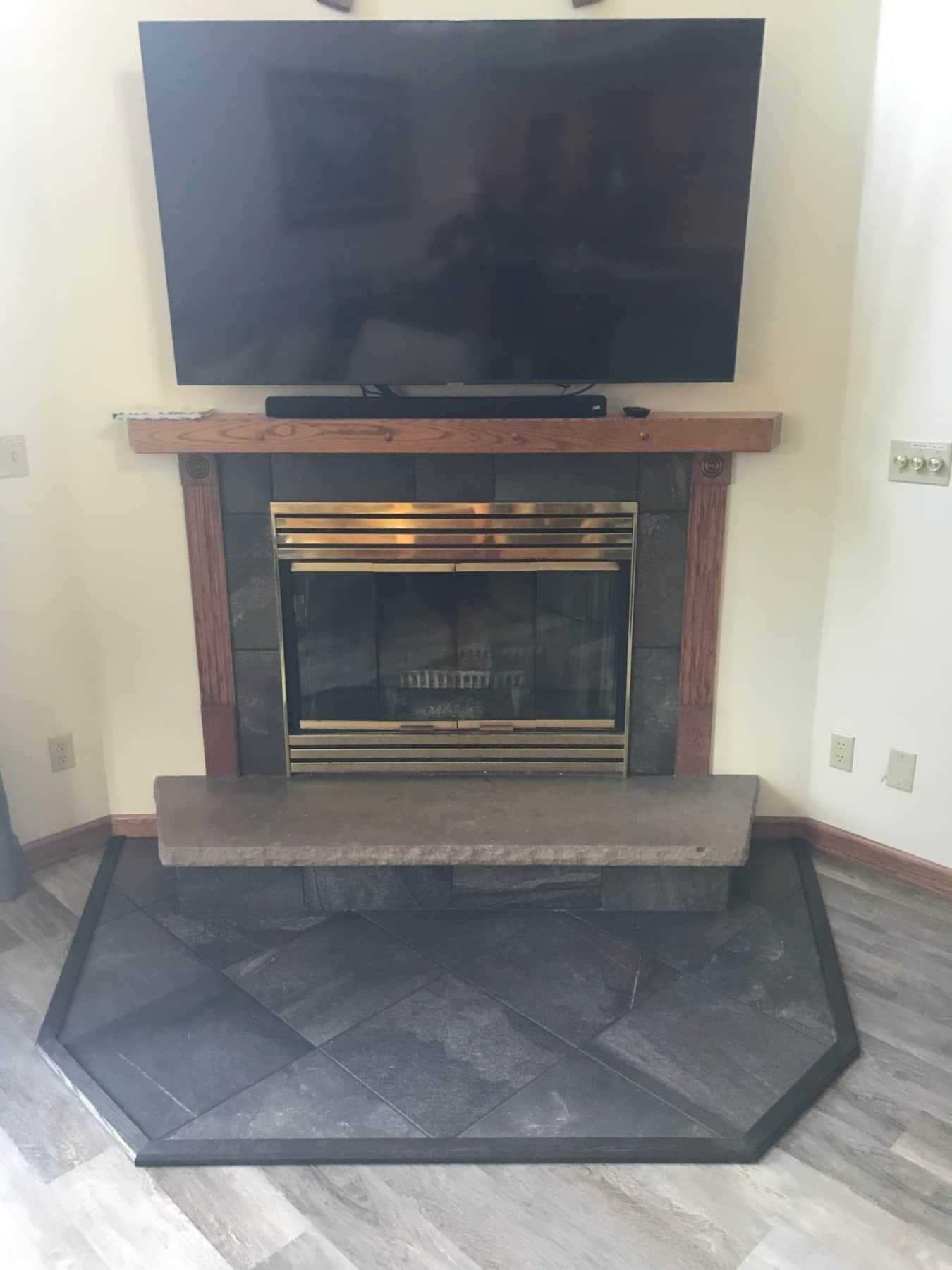 Una chimenea moderna con un televisor de pantalla plana montado encima.