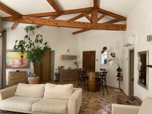 TV, books - Villa Mitoyenne Entre mer et Montagne au Calme Nichée Dans la Nature (Saint-Cézaire-sur-Siagne)